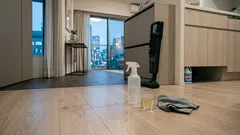 水拭きで取れない床のベタつきに、白酢を“ひとさじ”足す理由：安全な手順とNG例