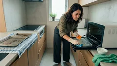 重曹と酢だけでOK？電気オーブンを傷つけずに清潔を保つ掃除のコツ