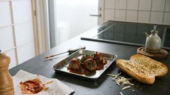 とろけるチーズのミートボールサンド:崩れない組み立てと火入れがわかる5ステップ